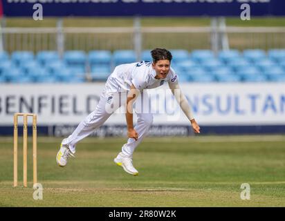 Issy Wong Bowling für England gegen Australien A in einem 3-tägigen Aufwärmspiel vor dem Ashes Test. Stockfoto