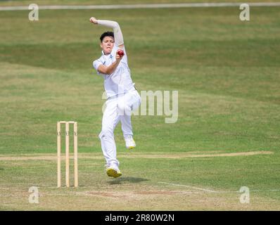 Issy Wong Bowling für England gegen Australien A in einem 3-tägigen Aufwärmspiel vor dem Ashes Test. Stockfoto