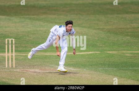 Issy Wong Bowling für England gegen Australien A in einem 3-tägigen Aufwärmspiel vor dem Ashes Test. Stockfoto