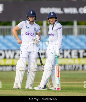 Amy Jones und Sophia Dunkley aus England während eines 3-tägigen Warm-Up-Spiels gegen Australien A vor der Ashes-Testreihe Stockfoto