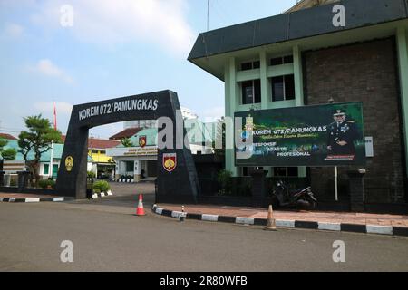 Komando Resor Militer (Korem) 072 pamungkas on Reksobayan Street, Yogyakarta, Indonesien. 20. März 2023 Stockfoto