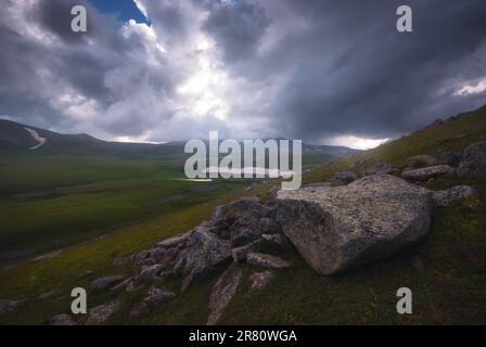 Landschaft mit wunderschönem Nebeltal in georgien, kaukasus Stockfoto