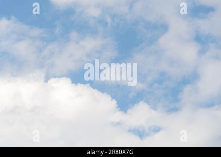 Verstreute Wolken in blauem Himmel, blauer Himmelshintergrund mit weißen Wolken. Stockfoto