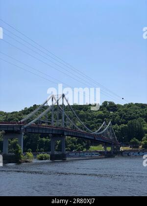 28.05.2023, Ukraine, Kiew, Fußgängerbrücke über den Fluss Dnieper in Kiew, Ukraine Stockfoto
