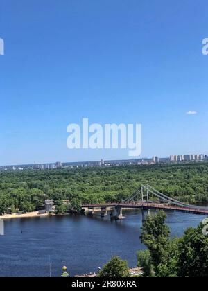 28.05.2023, Ukraine, Kiew, Fußgängerbrücke über den Fluss Dnieper in Kiew, Ukraine Stockfoto