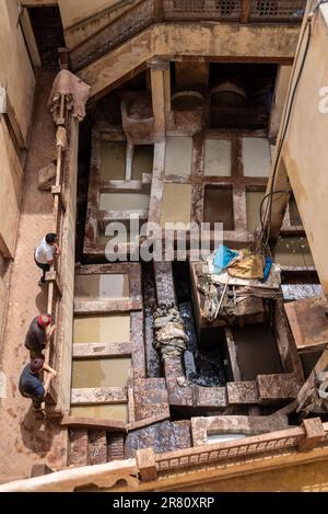 FEZ, MAROKKO - ARIL 10, 2023 - berühmte Gerberei in der Medina von Fez, wo seit Generationen Leder verarbeitet wird, Marokko Stockfoto