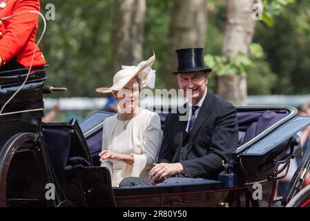 Sophie Wessex, Herzogin von Edinburgh, mit Timothy Laurence bei Trooping the Colour 2023 in The Mall, London, Großbritannien. Stockfoto