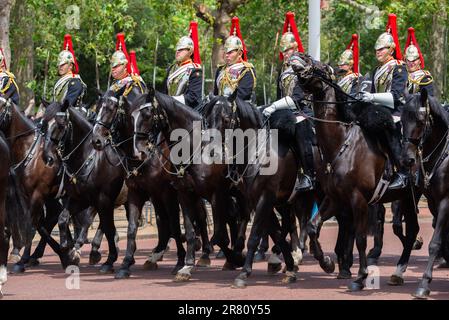 Blues & Royals vom Household Cavalry Mounted Regiment im Trooping the Colour in the Mall, London, Großbritannien. Die Eskorte des Herrschers von Reitern der britischen Armee Stockfoto