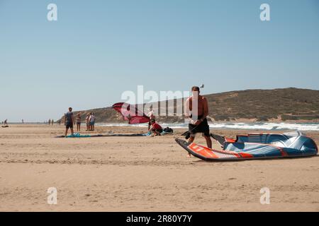 Surfer bereitet seinen Drachensegel vor, der im Sand des strands von prassonisi liegt. Stockfoto