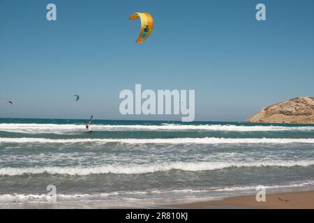 Am Prasonisi Beach auf Rhodos Island surfen verschiedene Weckboarder im Meer. Stockfoto