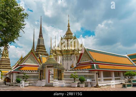 Bezaubernde Ruhe enthüllt: Der majestätische Tempel des Smaragd-Buddha im pulsierenden Bangkok, Thailand Stockfoto