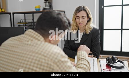 Geschäftsmann und Geschäftsfrau, gestresst für Mandanten im Büro Stockfoto