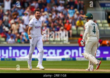 Birmingham, England. 18. Juni 2023. James Anderson aus England feiert die Entlassung von Alex Carey aus Australien während des ersten Ashes-Tests in Edgbaston. Das Bild sollte lauten: Ben Whitley/Alamy Live News. Stockfoto