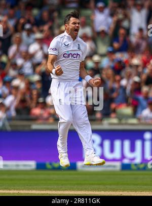 Birmingham, England. 18. Juni 2023. James Anderson aus England feiert die Entlassung von Alex Carey aus Australien während des ersten Ashes-Tests in Edgbaston. Das Bild sollte lauten: Ben Whitley/Alamy Live News. Stockfoto