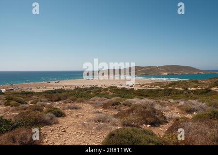 Blick auf den Strand von Prasonisi. Es ist eine felsige Insel, die mit der Insel rhodos Griechenland verbunden ist. Stockfoto