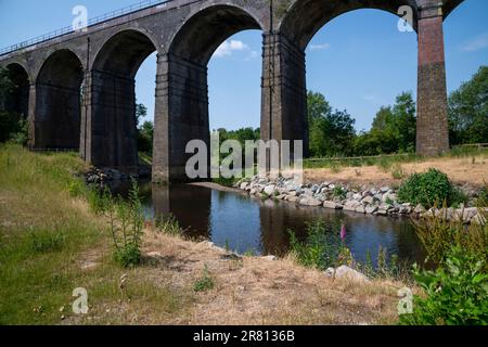 Eisenbahnviadukt über den Fluss im Red Vale Country Park, Stockport, Greater Manchester, England. Stockfoto