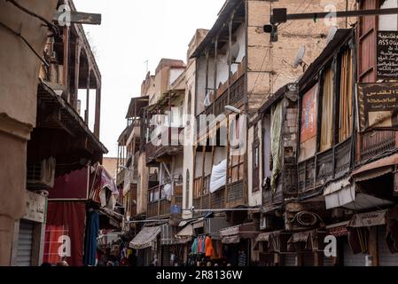 Hauptstraße im jüdischen Mellah-Viertel in der Innenstadt von Fes, Marokko Stockfoto