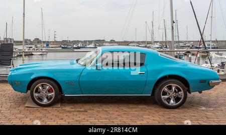 Lelystad, Niederlande, 18.06.2023, Seitenansicht des Retro-Wagens Pontiac Firebird Formel 400 ab 1970 beim National Oldtimer Day Stockfoto