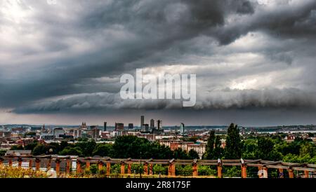 Sturmwolken Rollen über Liverpool, Merseyside. In den nächsten 24 Stunden könnten in Teilen Großbritanniens mehr als ein halber Monat Regen, zusammen mit Donner, Blitz und möglichen Überschwemmungen, fallen, so die Wettervorhersage des Büros von Met. Foto: Sonntag, 18. Juni 2023. Stockfoto