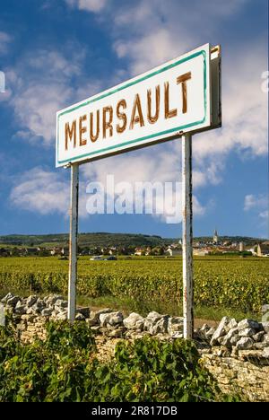 Schild für Meursault Wine Village. Französische Burgund-Weißweinberge, Dorf und Kirche, Cote d'Or. Frankreich Stockfoto