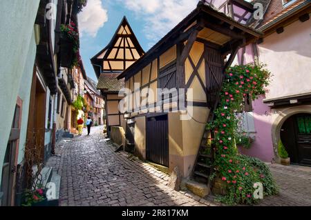 EGUISHEIM ELSASS REMPART historisch bekannter Blick auf die Rue du Rempart im mittelalterlichen Weindorf Eguisheim Elsass Frankreich Stockfoto