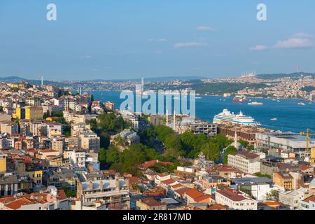 Historisches Viertel Beyoglu und Viertel Uskudar auf der asiatischen Seite mit Bosporus-Brücke (15. Juli Märtyrer-Brücke) über die Bosporus-Straße, von oben gesehen Stockfoto