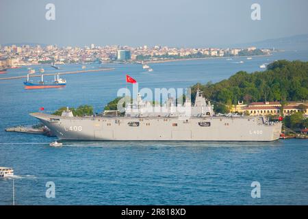 TCG Anadolu L-400 Amphibienschiff der türkischen Marine, das am Seraglio-Punkt am Goldenen Horn in der historischen Stadt Istanbul, Türkei, vor Anker ging. Stockfoto