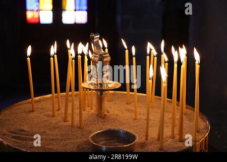 Erhabene Kerzen in der Panagia Ekatontapiliani oder Kirche unserer Lieben Frau der hundert Tore - Parikia, Paros, Kykladen, Griechenland Stockfoto