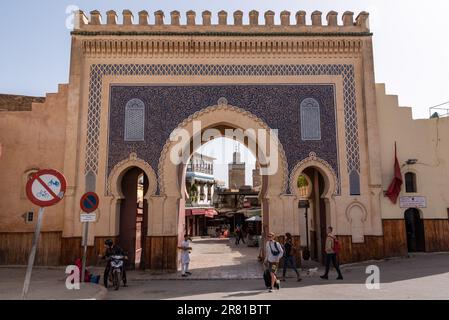 Berühmtes Stadttor Bab Boujloud in der Medina von Fez, Marokko Stockfoto