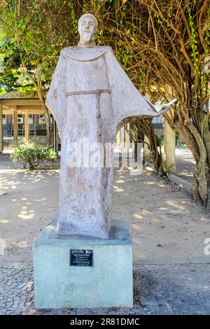 Rio de Janeiro, Brasilien - 25. Mai 2023: Statue eines Mannes im Copacabana-Viertel, der einen weißen Bademantel mit Hüftgürtel trägt. Dieses religiöse Denkmal Stockfoto