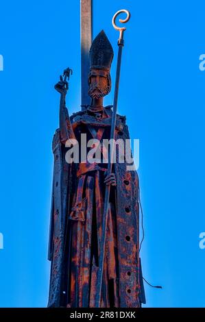 Guadalest, Alicante, Spanien - 14. Januar 2023: Nahaufnahme einer Metallskulptur eines katholischen Bischofs. Der Prälat hat einen Crozier in der linken Hand und eine Meile Stockfoto