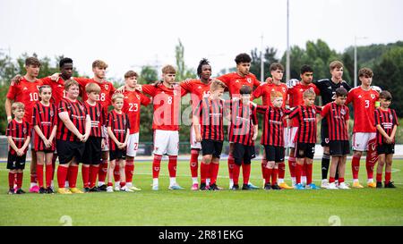 Cardiff, Großbritannien. 18. Juni 2023. Wales während der Hymne. Wales gegen Schweden in einem U19 International Friendly im Leckwith Stadium am 18. Juni 2023. Kredit: Lewis Mitchell/Alamy Live News Stockfoto