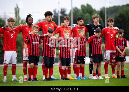 Cardiff, Großbritannien. 18. Juni 2023. Wales während der Hymne. Wales gegen Schweden in einem U19 International Friendly im Leckwith Stadium am 18. Juni 2023. Kredit: Lewis Mitchell/Alamy Live News Stockfoto