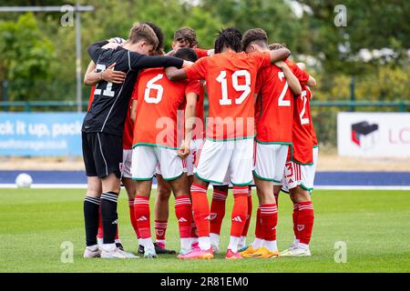 Cardiff, Großbritannien. 18. Juni 2023. Wales kämpft vor dem Anstoß. Wales gegen Schweden in einem U19 International Friendly im Leckwith Stadium am 18. Juni 2023. Kredit: Lewis Mitchell/Alamy Live News Stockfoto