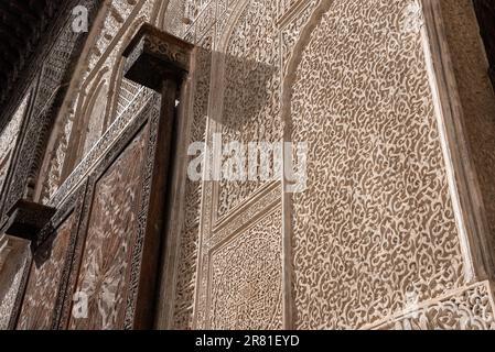 Traditionelle orientalische Fassade im Innenhof der Madrasa Bou Inaniya in der Medina von Fez, Marokko Stockfoto