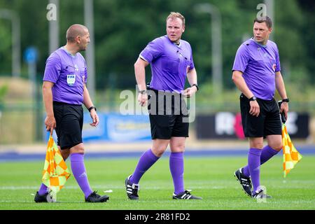 Cardiff, Großbritannien. 18. Juni 2023. Stellen Sie die Beamten auf Vollzeit zusammen. Wales gegen Schweden in einem U19 International Friendly im Leckwith Stadium am 18. Juni 2023. Kredit: Lewis Mitchell/Alamy Live News Stockfoto