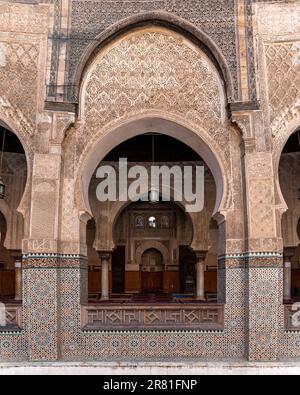 Traditionelle orientalische Fassade im Innenhof der Madrasa Bou Inaniya in der Medina von Fez, Marokko Stockfoto