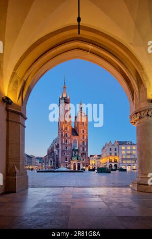 Krakau Basilika der Heiligen Maria - Ziegelgotische, polnische, römisch-katholische Kirche von Sukiennice aus gesehen (Kraków Tuchhalle) Stockfoto