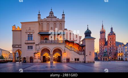 Krakau - Blick auf die Marienkirche und Sukiennice (Kraków Tuchhalle) Stockfoto