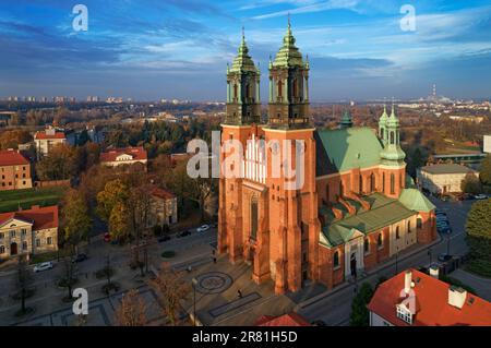 Luftaufnahme der Kathedrale von Poznań - Erzkathedrale Basilika St. Peter und St. Paul, polnische gotische Architektur, Wielkopolska, Polen Stockfoto