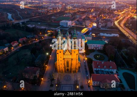 Luftaufnahme der Kathedrale von Poznań bei Nacht - Erzkathedrale Basilika von St. Peter und St. Paul, polnische gotische Architektur, Wielkopolska, Polen Stockfoto