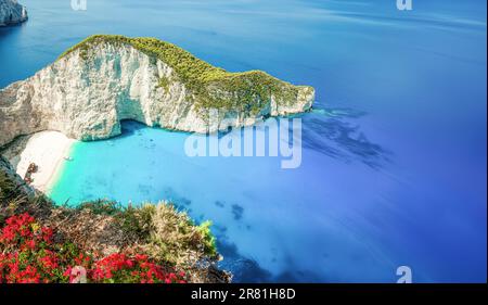 Auch bekannt als Smugglers Cove und Navagio Beach. Dies ist einer der meistfotografierten Strände in Europa. Stockfoto