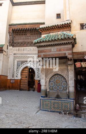 Malerischer Nejjarinbrunnen auf demselben benannten Platz in der Medina von Fez, Marokko Stockfoto