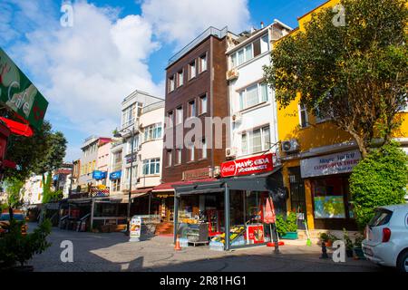 Historische Geschäftsgebäude in der Akbiyik Caddesi Street in Sultanahmet in der historischen Stadt Istanbul, Türkei. Die historischen Gegenden von Istanbul gehören zum UNESCO-Weltkulturerbe Stockfoto