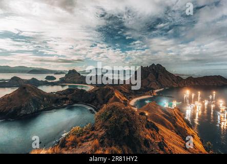 Panoramablick auf den Gipfel der Insel Padar bei Sonnenaufgang am späten Vormittag von Komodo, Komodo National Park, Labuan Bajo, Flores, Indonesien Stockfoto