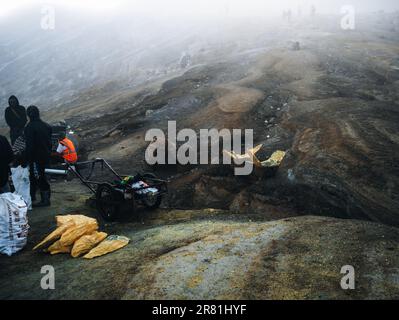 Roher Schwefel oder Schwefel nach dem Abbau von Kawah Ijen, einem Vulkan in Ost-Java, Indonesien. Schwefel ist wichtig für den Einsatz in vielen anderen Branchen Stockfoto