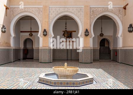 MEKNES, MAROKKO - 29. MÄRZ 2023 - berühmtes Mausoleum von Moulay Ismail in der Innenstadt von Fes, Marokko Stockfoto