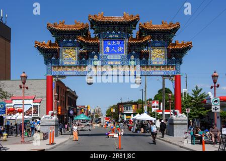 Ottawa, Kanada - 4. Juni 2023: Eine Menschenmenge, die den Ottawa Chinatown Nachtmarkt mit asiatischer Küche und Kultur des königlichen Kaisers genießen Stockfoto