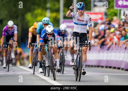 Brüssel, Belgien. 18. Juni 2023. Belgischer Jasper Philipsen von Alpecin-Deceuninck und niederländischer Fabio Jakobsen von Soudal Quick-Step Sprint bis zum Ende der fünften und letzten Etappe des Radrennens Baloise Belgium Tour, von und nach Brüssel (194, 4 km) am Sonntag, den 18. Juni 2023. BELGA FOTO JASPER JACOBS Kredit: Belga News Agency/Alamy Live News Stockfoto