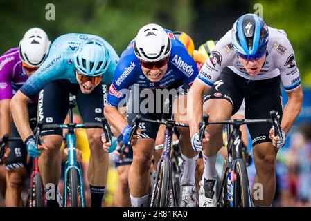 Brüssel, Belgien. 18. Juni 2023. Belgischer Jasper Philipsen von Alpecin-Deceuninck und niederländischer Fabio Jakobsen von Soudal Quick-Step Sprint bis zum Ende der fünften und letzten Etappe des Radrennens Baloise Belgium Tour, von und nach Brüssel (194, 4 km) am Sonntag, den 18. Juni 2023. BELGA FOTO JASPER JACOBS Kredit: Belga News Agency/Alamy Live News Stockfoto